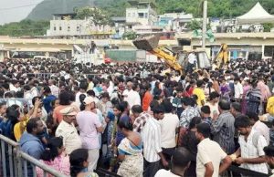సింహాచలంలో గిరి ప్రదక్షిణ.. తొలి పావంచా వద్ద ప్రమాదానికి దారితీసేలా రద్దీ! simhachalam giri pradakshina